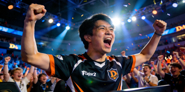 DOTA2选手Yatoro在比赛胜利后振臂高呼的激情瞬间