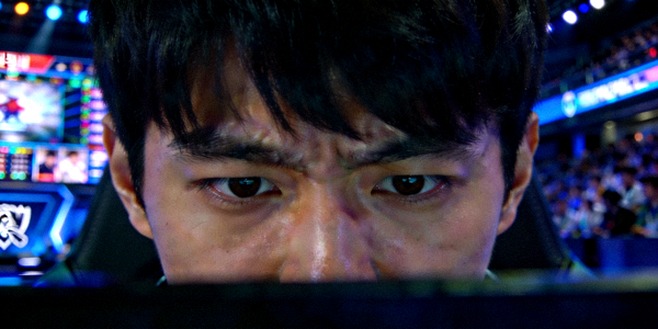 英雄联盟明星选手Faker李相赫在比赛中神情专注的特写镜头